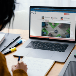 Mockup Alpha Orienta computer.png