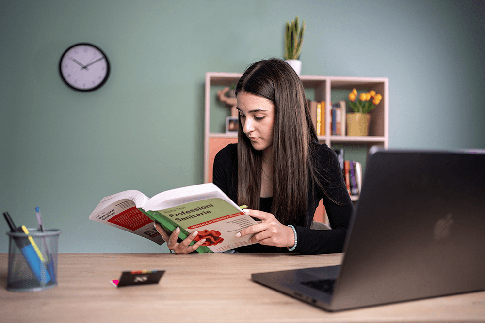 ragazza con libri di psan.png